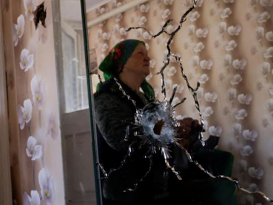 Novotavrycheske, regione di Zaporizhzhia, un’anziana nella sua casa danneggiata dai bombardamenti russi (REUTERS/Ueslei Marcelino)