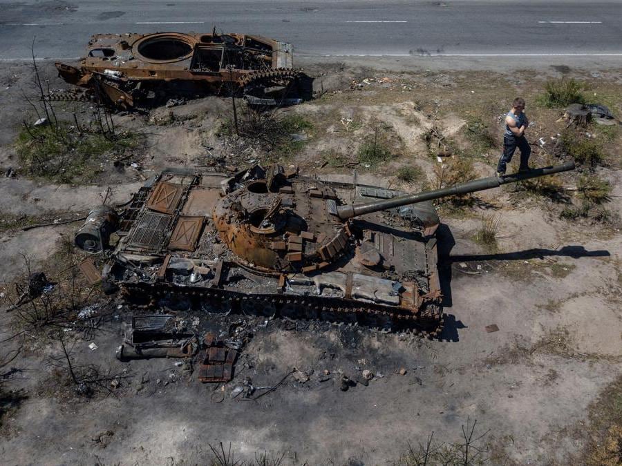 Un carro armato distrutto nei pressi di Irpin (REUTERS/Carlos Barria)