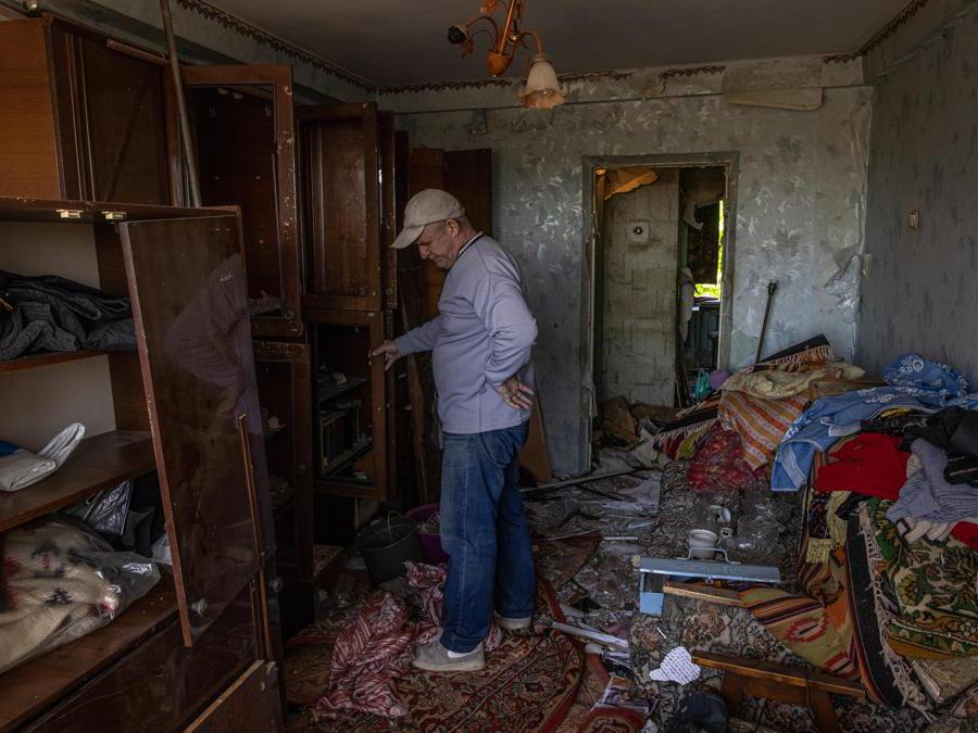 Kramatorsk, regione di Donetsk, un ucraino pulisce dai detriti il suo appartamento  (EPA/ROMAN PILIPEY)