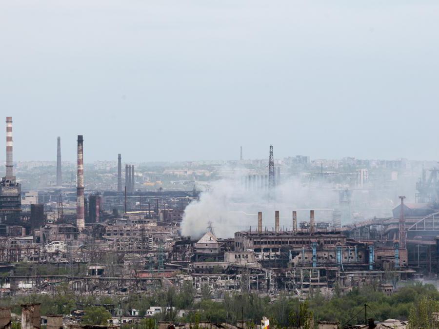 Del fumo sale dall’acciaieria  Azovstal di Mariupol (AP Photo)