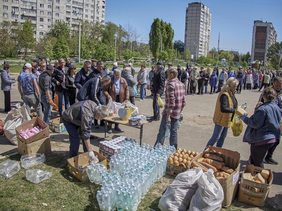 Kharkiv, volontari distribuiscono aiuti umanitari alla popolazione (EPA/SERGEY KOZLOV)