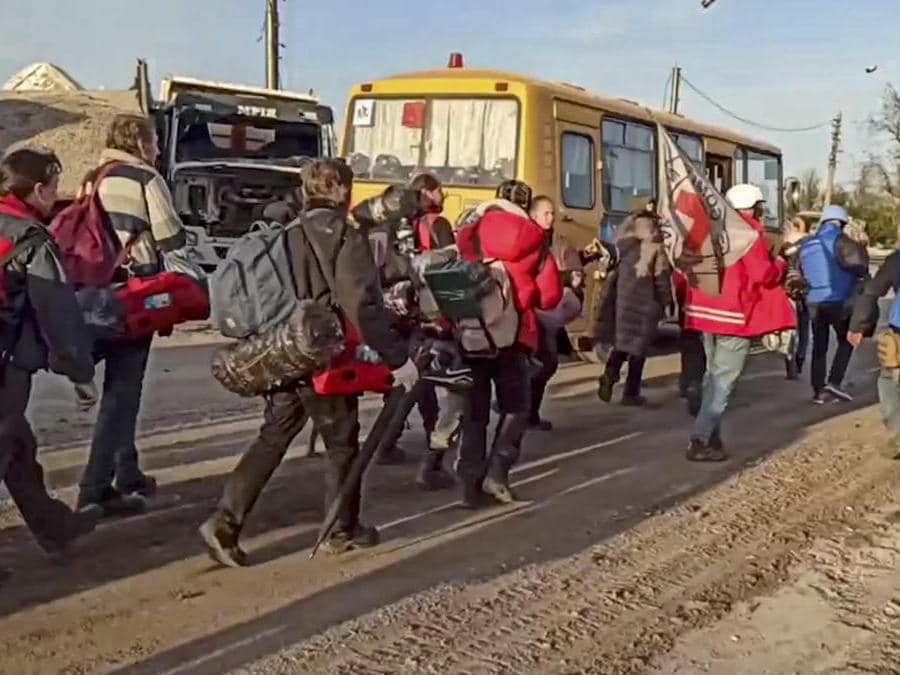 Soldati russi e volontari della Croce Rossa scortano civili ucraini evacuati dalla Azovstal di Mariupol (EPA/RUSSIAN DEFENCE MINISTRY PRESS SERVICE)