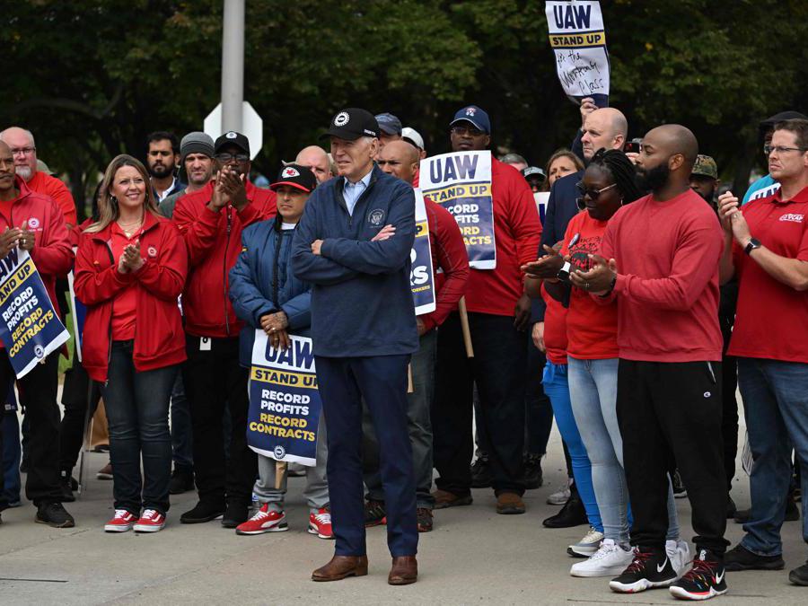 TOPSHOT - US President Joe Biden joins striking members of the United Auto Workers (UAW) union at a picket line outside a General Motors Service Parts Operations plant in Belleville, Michigan, on September 26, 2023. Some 5,600 members of the UAW walked out of 38 US parts and distribution centers at General Motors and Stellantis at noon September 22, 2023, adding to last week's dramatic worker walkout. According to the White House, Biden is the first sitting president to join a picket line. (Photo by Jim WATSON / AFP)