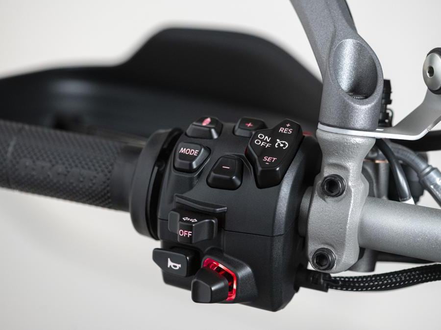 Blocco comandi con la regolazione per il cruise Control Adattativo e il Joystick per la gestione dei menu 