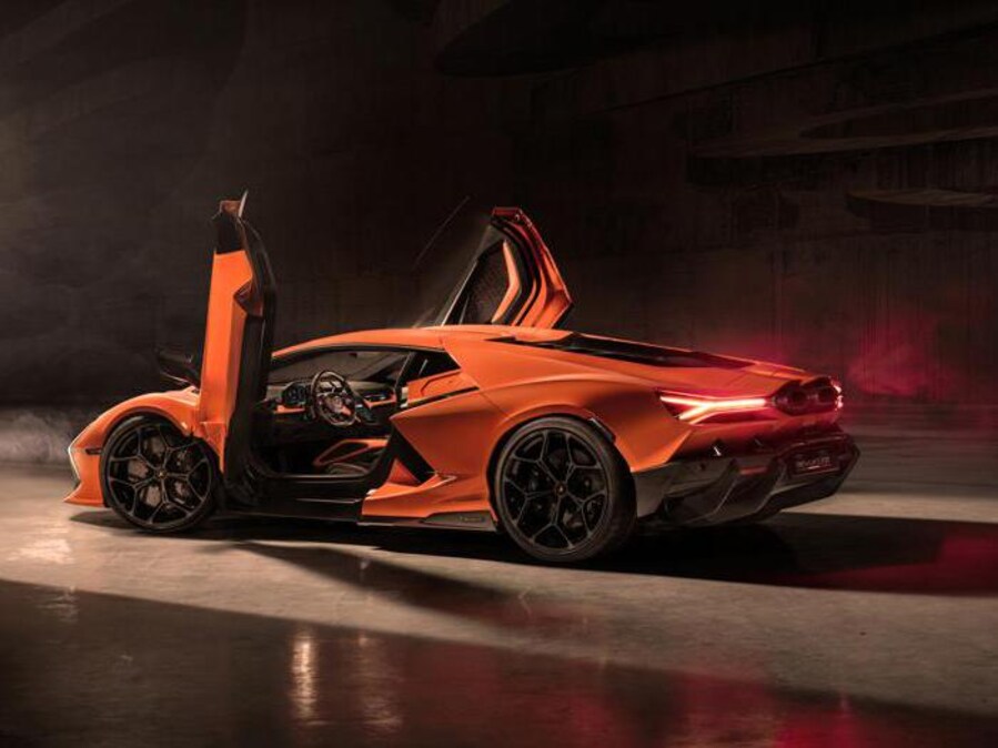 Lamborghini Revuelto, debutta l'hypercar ibrida V12 plug-in da