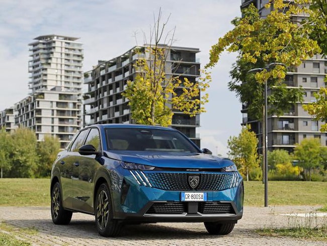 Peugeot 3008 Hybrid: le foto del suv elettrificato <br/>