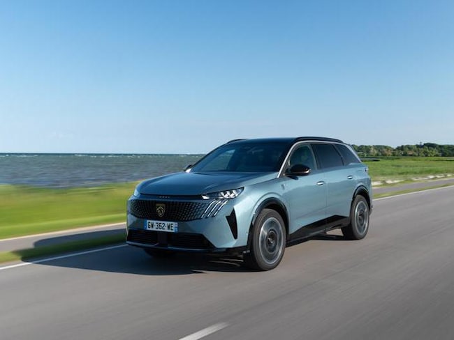 Peugeot E-5008, le foto della prova del suv elettrico a sette posti 