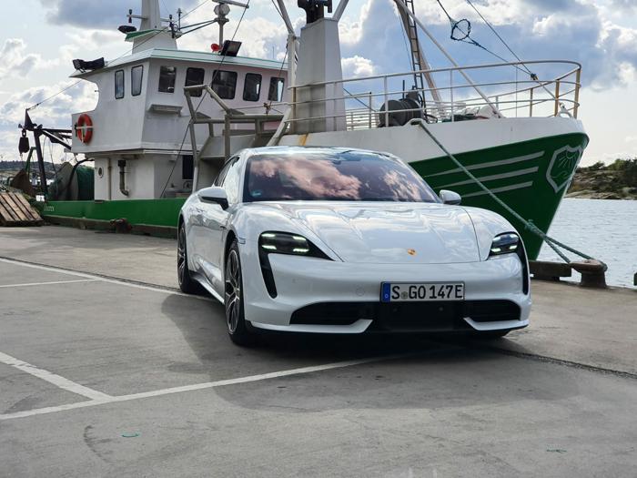 Porsche Taycan, le foto in strada della sportiva elettrica
