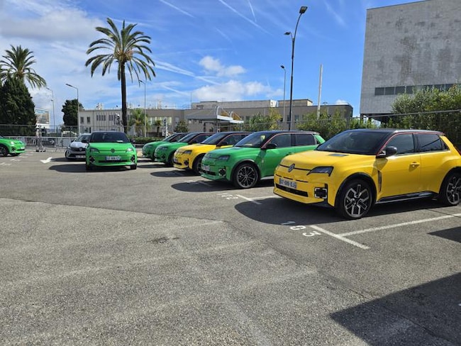 Renault 5, le foto del debutto in strada della piccola elettrica 