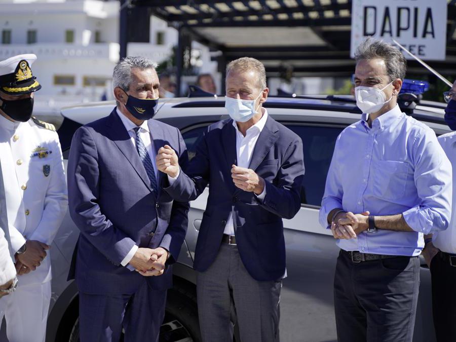 Volkswagen CEO Herbert Diess and Prime Minister Kyriakos Mitsotakis handover Greece’ first electric police car in Astypalea.