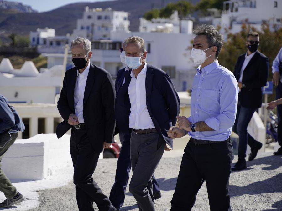 Volkswagen CEO Herbert Diess and Prime Minister Kyriakos Mitsotakis handover Greece’ first electric police car in Astypalea.