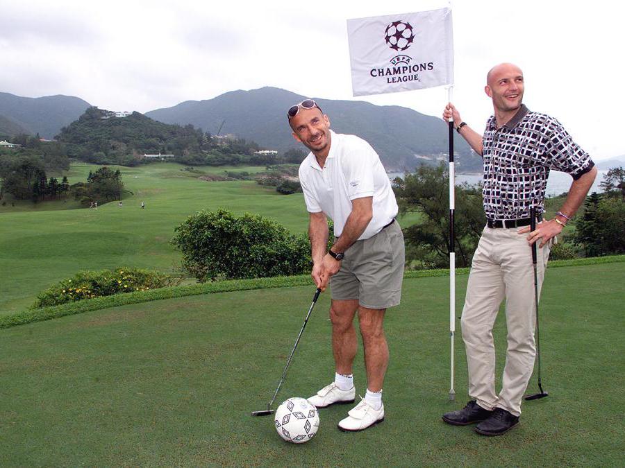 La star del Chelsea  Franck LeBoeuf  e GianLuca Vialli durante una partita a golf al  Shek-O Golf Club di  Hong Kong nel maggio1999. (Robyn Beck/Afp)