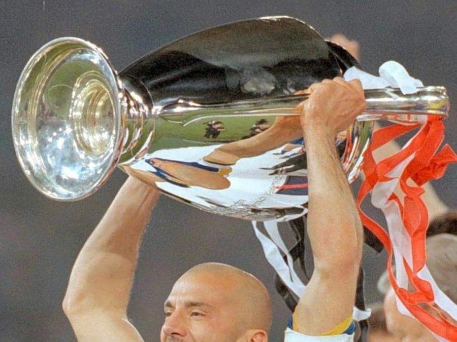 23 maggio 1996. Juventus - Ajax. Gianluca Vialli alza al cielo la Coppa dei campioni. ANSA/MAURIZIO BRAMBATTI