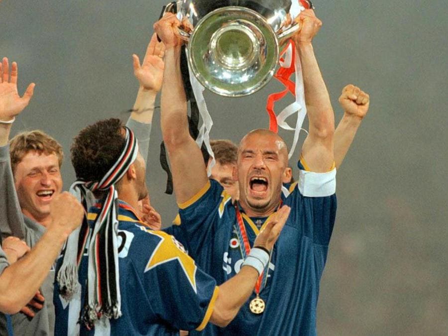 23 maggio 1996. Juventus - Ajax. Gianluca Vialli alza al cielo la Coppa dei campioni 
