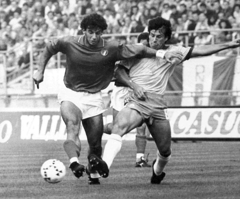 14 ottobre 1989. Bologna,  amichevole Italia Brasile (0-1). Gianluca Vialli  e il brasiliano Dunga in azione.  (Ansa / Archivio)  