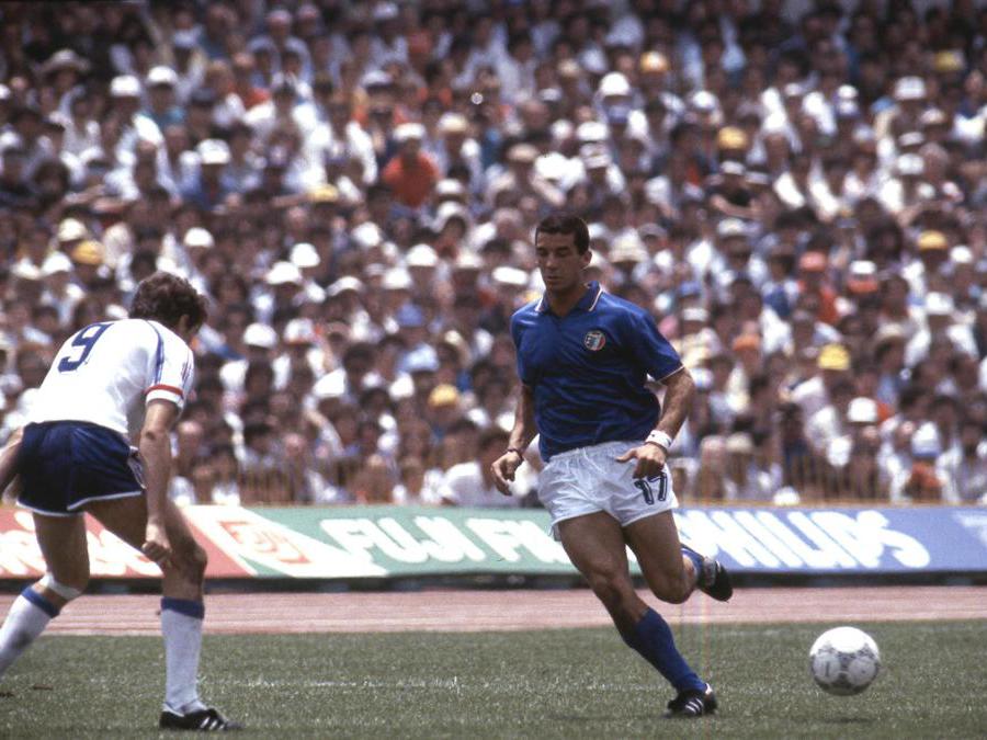 Messico 1986. Gianluca Vialli in azione durante l'incontro Italia - Francia, per gli ottavi di finale dei Mondiali di calcio, la partita finira' 2-0 per la Francia, Citta' del Messico, 17 giugno 1986. ANSA