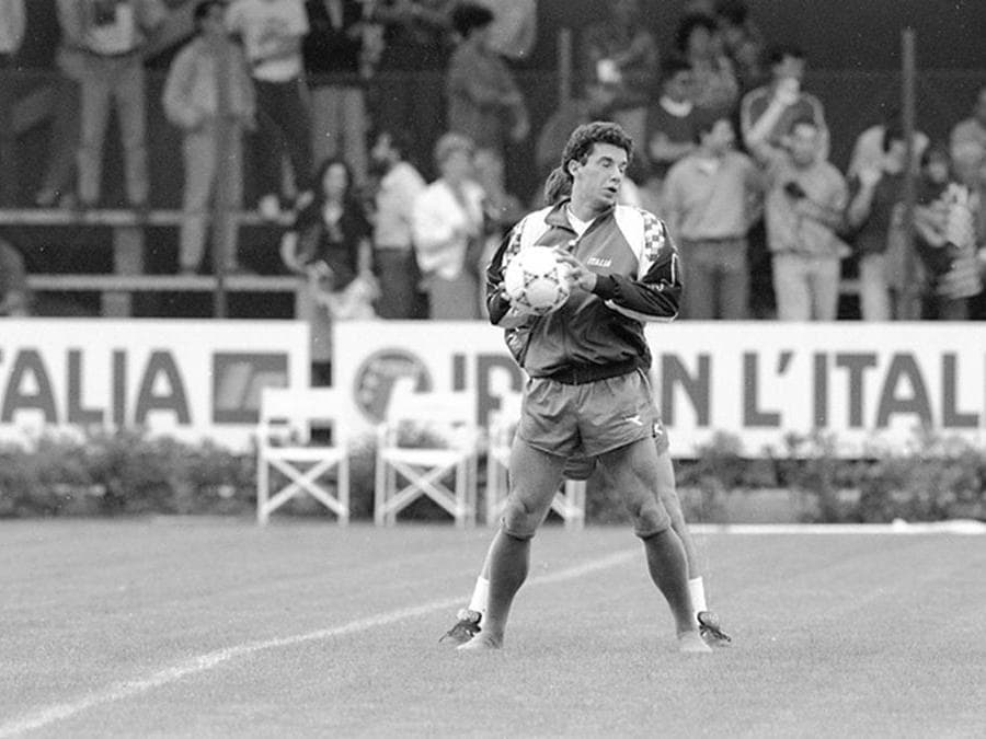 Italia ’90. Gianluca Vialli durante gli allenamenti della Nazionale italiana di calcio, in vista della partita con gli USA, Marino 11 giugno 1990. ANSA