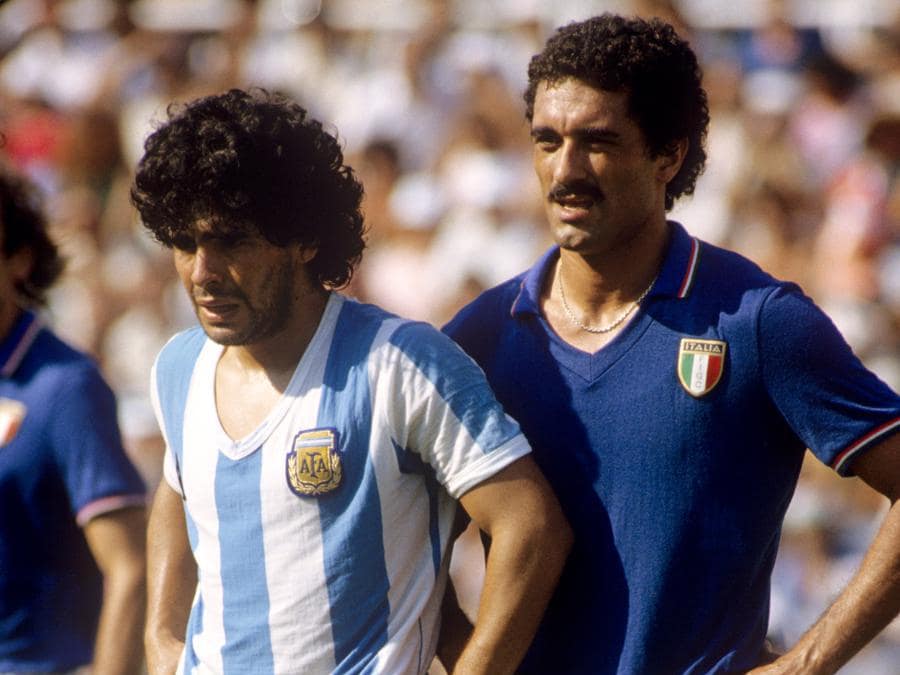 Italia-Argentina,  Claudio Gentile marca l’argentino Diego Maradona (Reuters)
