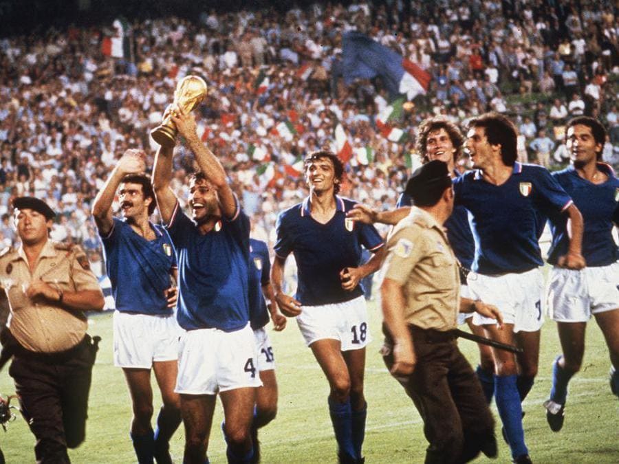 I calciatori dell’Italia fanno il giro d’onore con la coppa (Ansa)