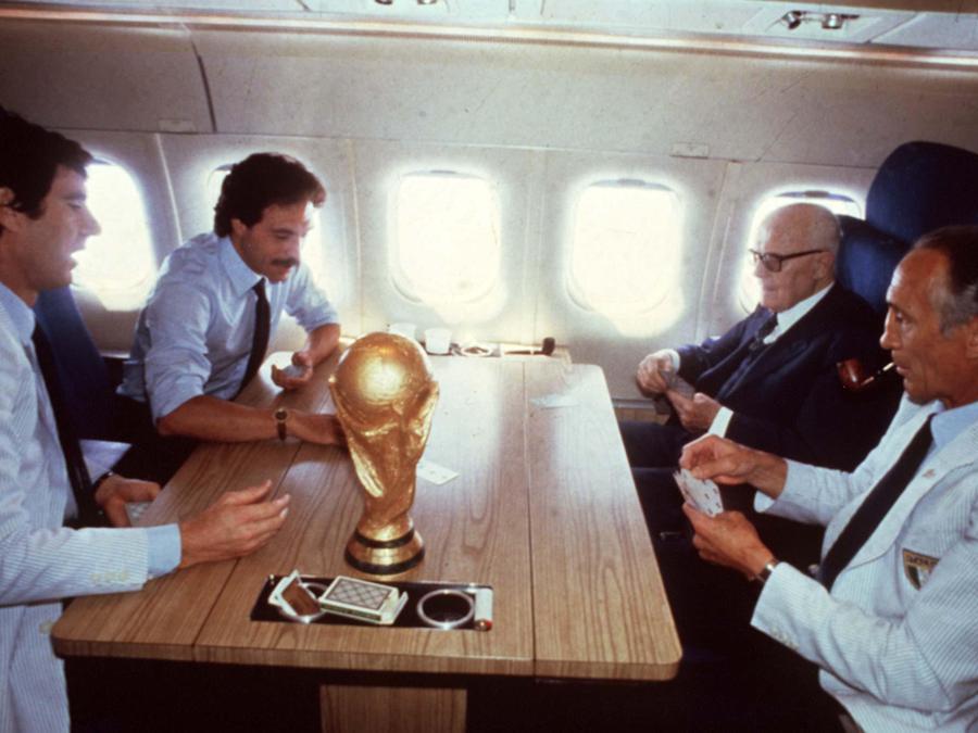 Nel viaggio in aereo di ritorno da Madrid c’è tempo per una partita a scopa. nella foto, da sinistra, Dino Zoff, Franco Causio, il presidente Sandro Pertini ed Enzo Bearzot (Ansa)