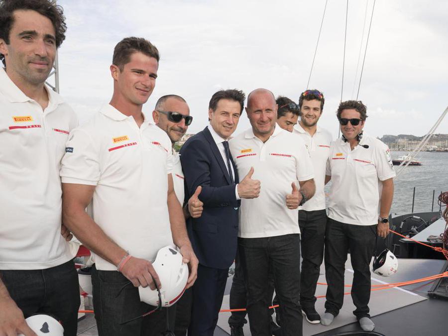 Il presidente del Consiglio Giuseppe Conte (C) con Max Sirena(4D), skipper di Luna Rossa, e alcuni membri dellìequipaggio della barca che si sta preparando per l'America's Cup di vela, Cagliari. ANSA/FILIPPO ATTILI UFFICIO STAMPA PALAZZO CHIGI