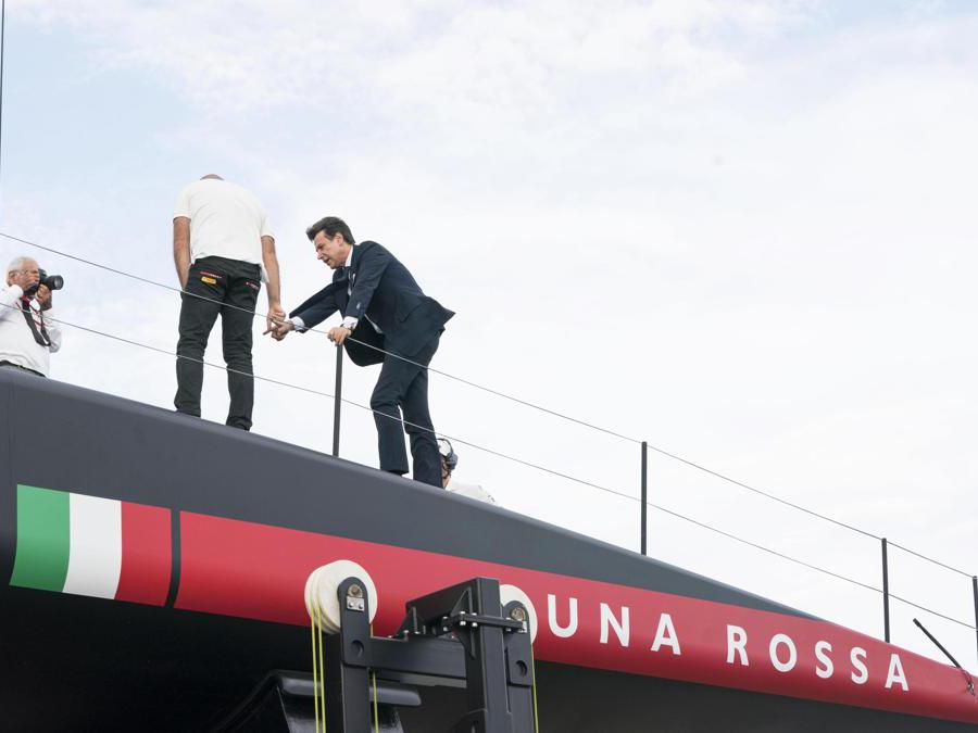 Il presidente del Consiglio Giuseppe Conte (C)sale su Luna Rossa in occasione della visita al quartier generale della barca che si sta preparando per l'America's Cup di vela, Cagliari. ANSA/FILIPPO ATTILI UFFICIO STAMPA PALAZZO CHIGI