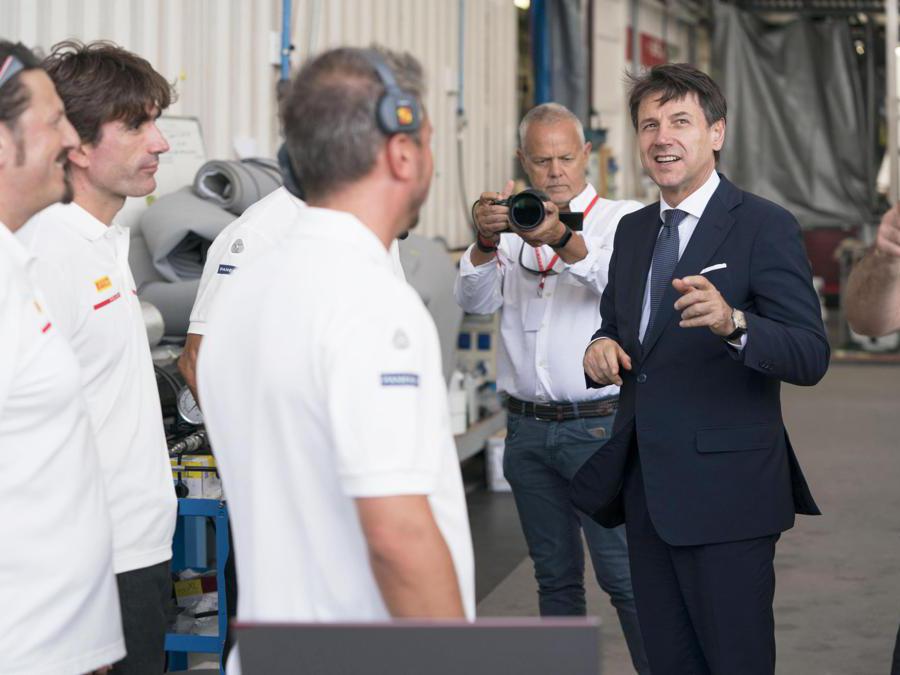 Il presidente del Consiglio Giuseppe Conte(D) si intrattiene con alcuni membri dell'equipaggio di Luna Rossa in occasione della visita al quartier generale della barca che si sta preparando all'America's Cup di vela, Cagliari. ANSA/FILIPPO ATTILI UFFICIO STAMPA PALAZZO CHIGI