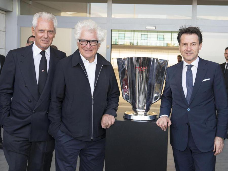 Il presidente del Consiglio Giuseppe Conte(D) in visita al quartier generale di Luna Rossa, la barca che si sta preparando per l'America's Cup di vela, Cagliari, 2 ottobre 2019. Con lui il patron di Luna Rossa Patrizio Bertelli(2S) e l'amministratore delegato di Pirelli Marco Tronchetti Provera(S). ANSA/FILIPPO ATTILI UFFICIO STAMPA PALAZZO CHIGI