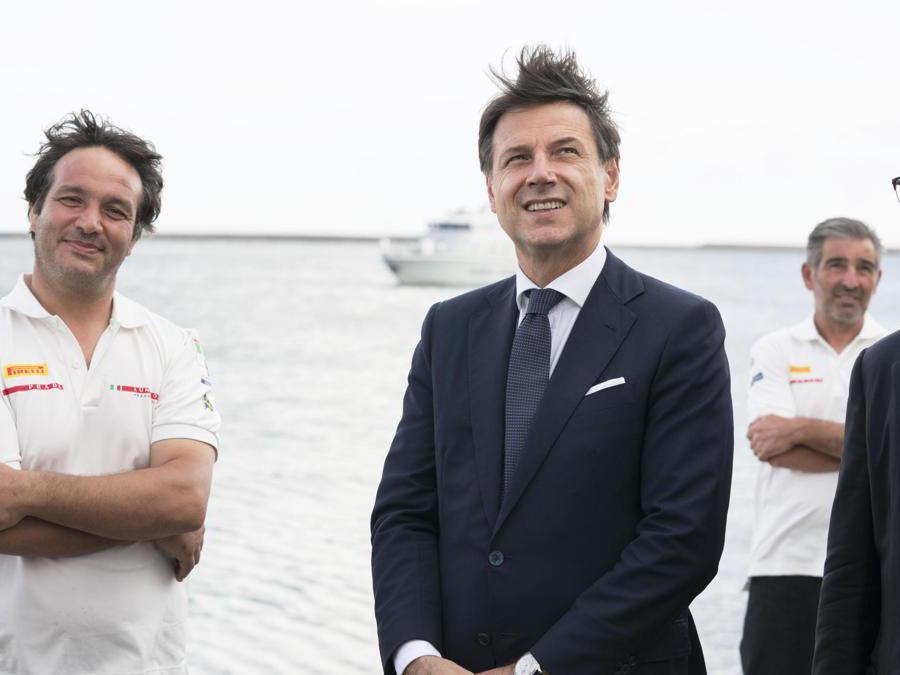 Il presidente del Consiglio Giuseppe Conte (C) in visita al quartier generale di Luna Rossa, la barca che si sta preparando per l'America's Cup di vela, Cagliari. ANSA/FILIPPO ATTILI UFFICIO STAMPA PALAZZO CHIGI