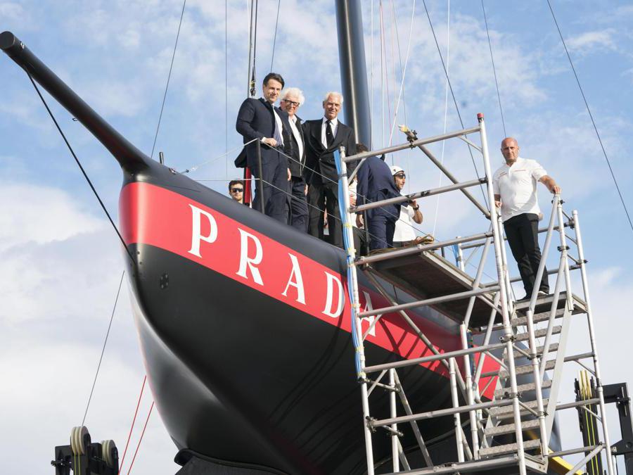 Il presidente del Consiglio Giuseppe Conte (S) in visita al quartier generale di Luna Rossa, la barca che si sta preparando per l'America's Cup di vela, Cagliari 2 ottobre 2019. Con lui il patron di Luna Rossa Patrizio Bertelli (2S), l'amministratore delegato di Pirelli Marco Tronchetti Provera (C) e lo skipper di Luna Rossa Max Sirena(D). ANSA/FILIPPO ATTILI UFFICIO STAMPA PALAZZO CHIGI