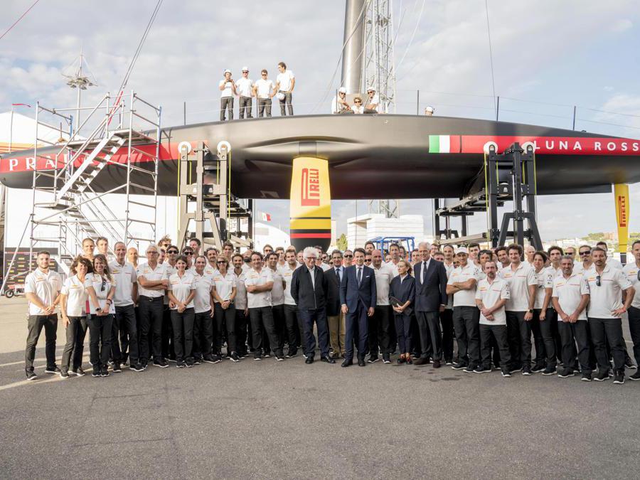 Il presidente del Consiglio Giuseppe Conte(C) insieme all'equipaggio di Luna Rossa, la barca che si sta preparando per l'America's Cup di vela, Cagliari. ANSA/FILIPPO ATTILI UFFICIO STAMPA PALAZZO CHIGI
