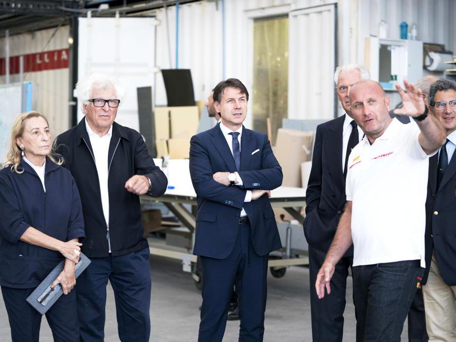 Il presidente del Consiglio Giuseppe Conte in visita al quartier generale di Luna Rossa, la barca che si sta preparando per l'America's Cup di vela, Cagliari, 2 ottobre 2019. Con lui Miuccia Prada (S), il patron di Luna Rossa Patrizio Bertelli(2S), l'amministratore delegato di Pirelli Marco Tronchetti Provera(3D) e lo skipper di Luna Rossa Max Sirena (2D). ANSA/FILIPPO ATTILI UFFICIO STAMPA PALAZZO CHIGI