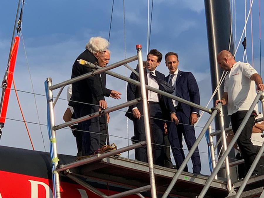 Il presidente del Consiglio Giuseppe Conte in visita al quartier generale di Luna Rossa, la barca che si sta preparando per l'America's Cup di vela, Cagliari, 2 ottobre 2019. Con lui il patron di Luna Rossa Patrizio Bertelli (S), l'amministratore delegato di Pirelli Marco Tronchetti Provera (2S) e lo skipper di Luna Rossa Max Sirena(D). ANSA/ADOLFO FANTACCINI