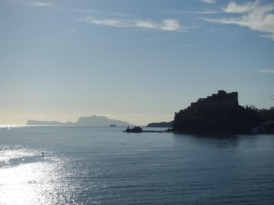  Capri e il castello di Baia