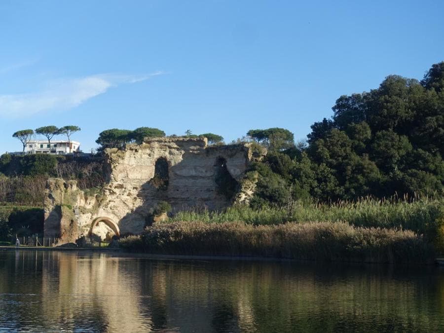  Il lago Averno e i ruderi del tempio di Apollo