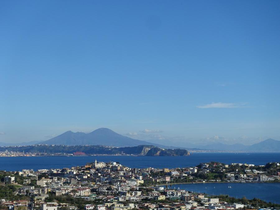  Il golfo di Napoli e sullo sfondo il Vesuvio