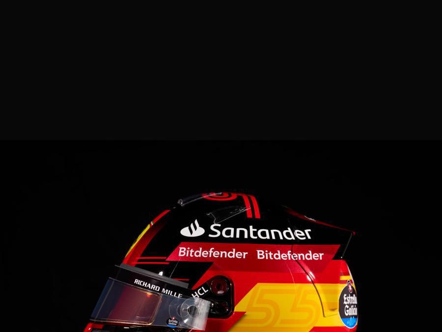 Il casco di Carlos Sainz per la nuova Ferrari monoposto SF-23 che parteciperà al prossimo Mondiale di F1 (Ansa/Ufficio Stampa Ferrari)
