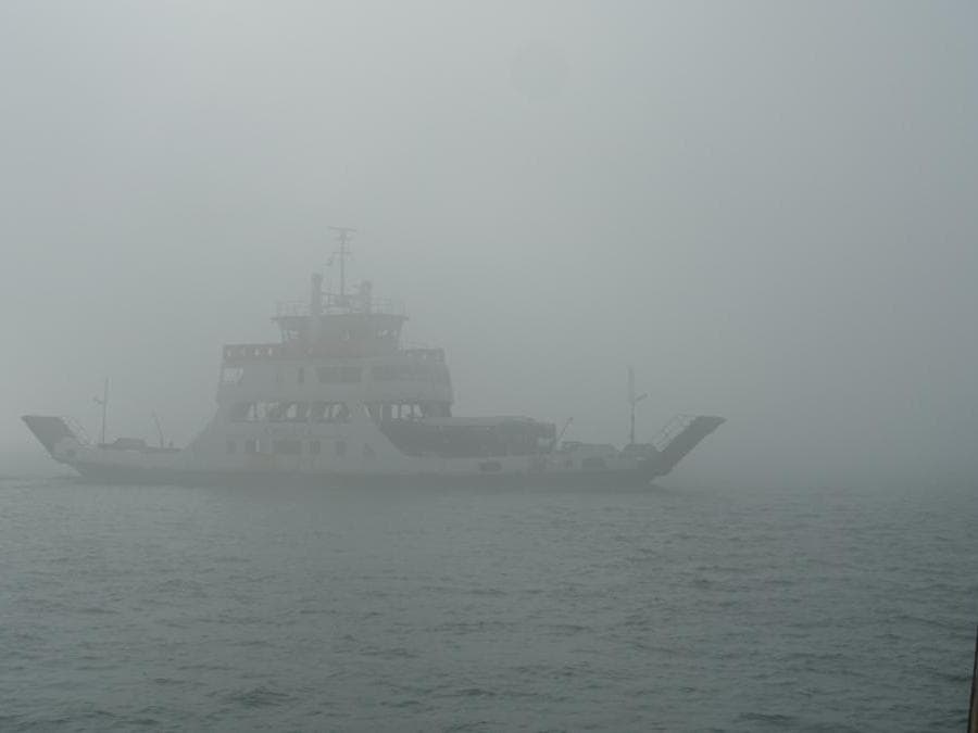Nebbia in laguna, il traghetto da Lido a Pellestrina