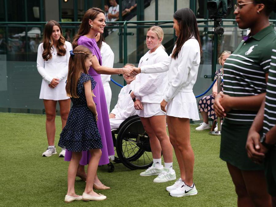 Catherine, principessa del Galles e la principessa Charlotte della Gran Bretagna incontrano Emma Raducanu il quattordicesimo giorno dei Campionati di Wimbledon 2024 . (Reuters)