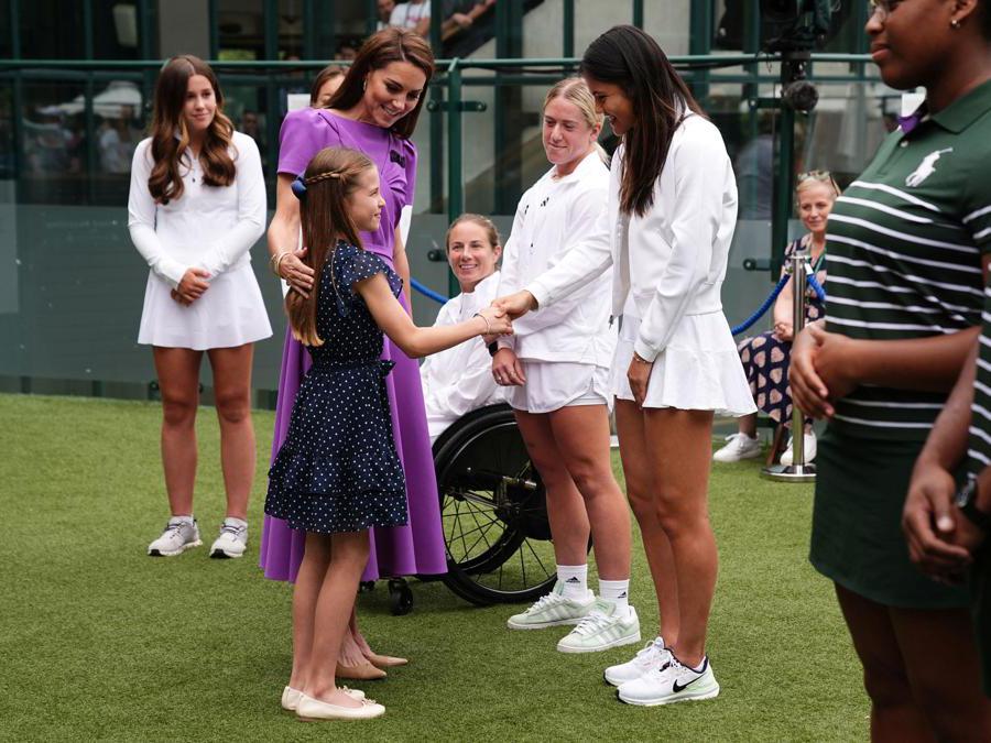 Catherine, principessa del Galles e la principessa Charlotte della Gran Bretagna incontrano Emma Raducanu il quattordicesimo giorno dei Campionati di Wimbledon 2024. (Reuters)