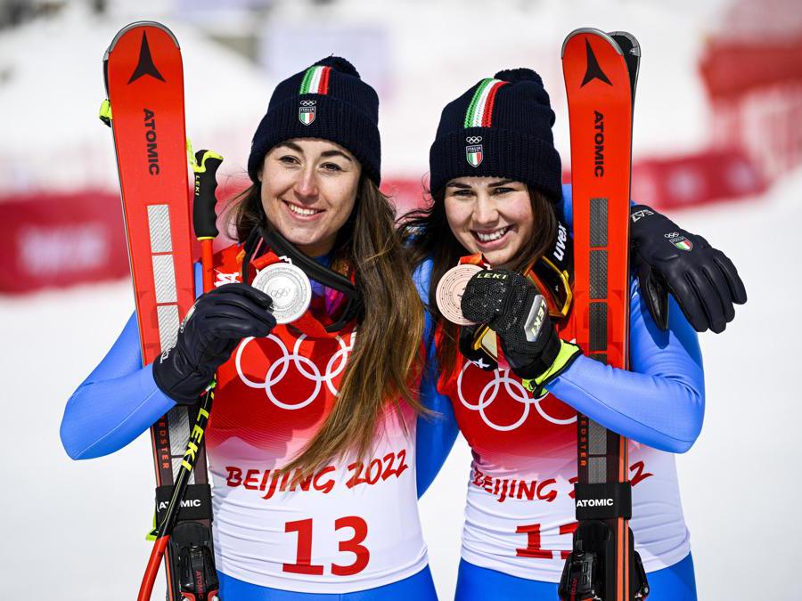 15 febbraio 2022 - Sofia Goggia medaglia d’argento (a sinistra) e Nadia Delago medaglia di bronzo nella discesa libera di sci (Epa/Jean-Christophe Bott) 