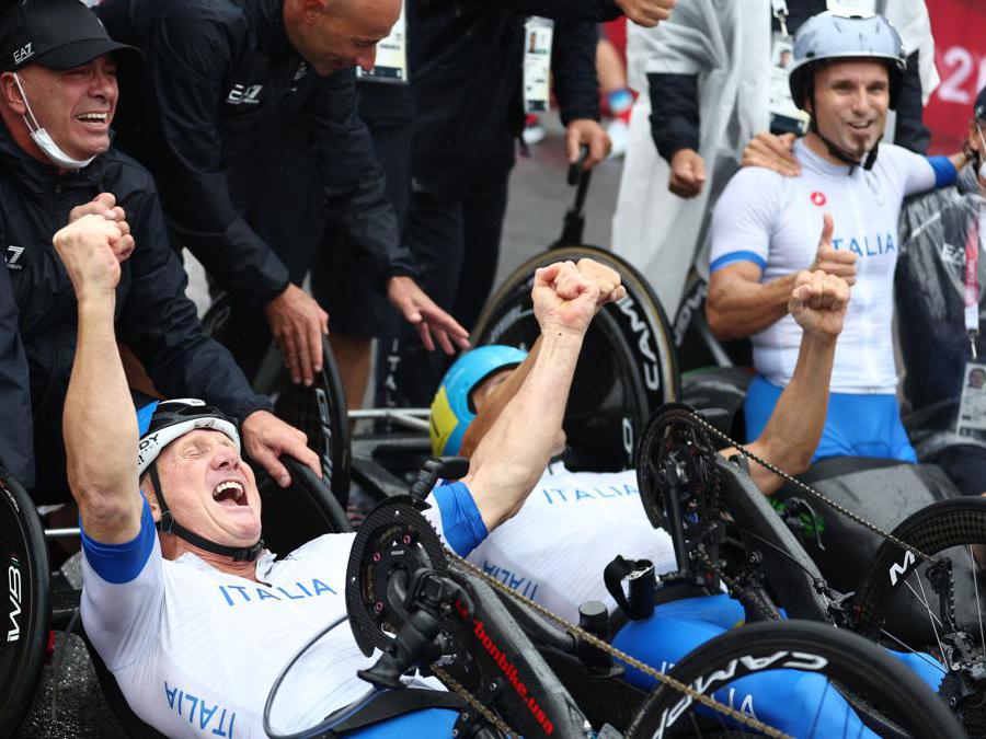 Paolo Cecchetto, Luca Mazzone e Diego Colombari dopo aver vinto la medglia d’oro nella staffetta di  handbike. (Reuters / Lisi Niesner)