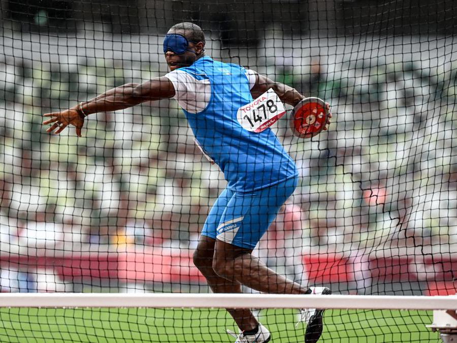 Oney Tapia gareggia nel lancio del disco F11 (atleti ipovedenti) alle Paralimpiadi di Tokyo, 2 settembre 2021. (Ansa/Augusto Bizzi/CIP)