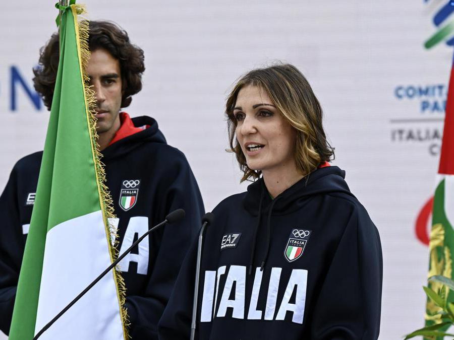Arianna Errigo  e Gianmarco Tamberi  durante la cerimonia nei giardini del Quirinale di consegna della bandiera tricolore per gli atleti in partenza per i Giochi Olimpici e Paralimpici di Parigi, Roma, 13 giugno 2024. (Ansa / Riccardo Antimiani)
