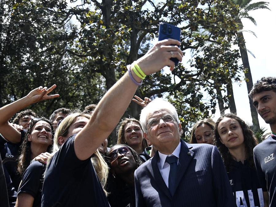 Il presidente della Repubblica, Sergio Mattarella, in posa per un selfie con gli atleti durante la cerimonia nei giardini del Quirinale di consegna della bandiera tricolore per gli atleti in partenza per i Giochi Olimpici e Paralimpici di Parigi, Roma, 13 giugno 2024. (Ansa / Riccardo Antimiani)