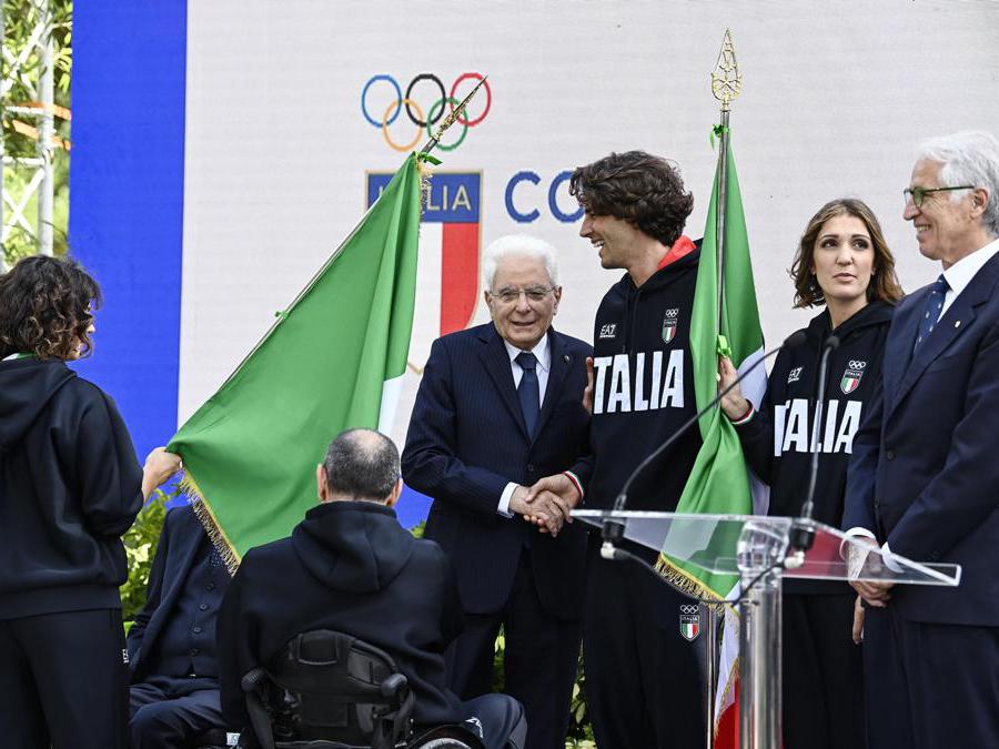 Ambra Sabatini, Luca Pancalli, Luca Mazzone, il presidente della Repubblica, Sergio Mattarella, Gianmarco Tamberi, Arianna Errigo e Giovanni Malago, presidente del Coni, durante la cerimonia nei giardini del Quirinale di consegna della bandiera tricolore per gli atleti in partenza per i Giochi Olimpici e Paralimpici di Parigi, Roma, 13 giugno 2024. (Ansa / Riccardo Antimiani)
