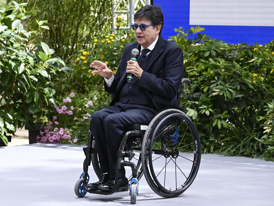 Luca Pancalli, presidente del Comitato Paralimpico, durante la cerimonia nei giardini del Quirinale di consegna della bandiera tricolore per gli atleti in partenza per i Giochi Olimpici e Paralimpici di Parigi, Roma, 13 giugno 2024. (Ansa / Riccardo Antimiani)