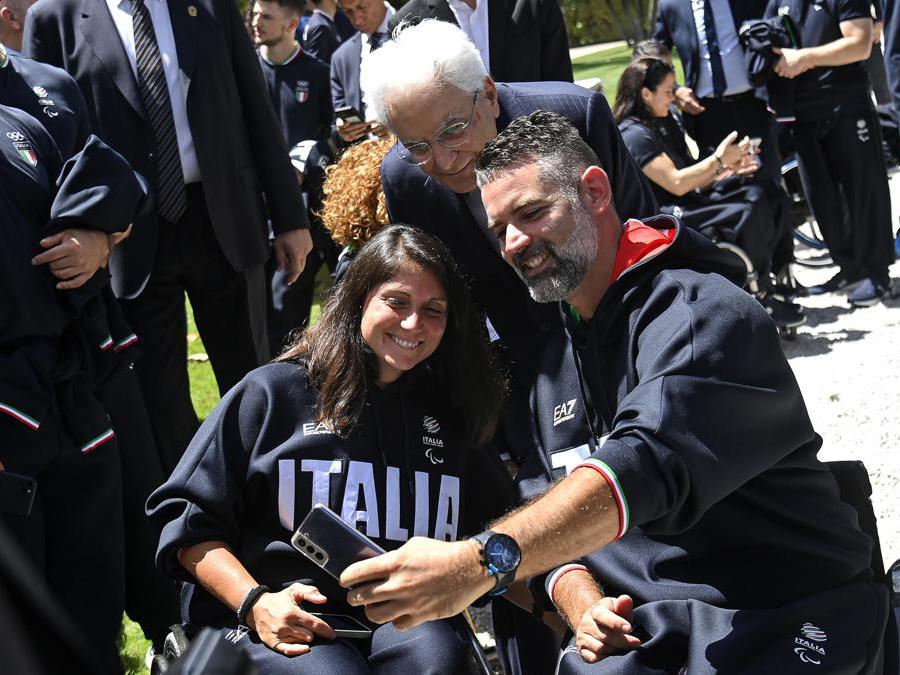 Il presidente della Repubblica, Sergio Mattarella, in posa per un selfie con gli atleti durante la cerimonia nei giardini del Quirinale di consegna della bandiera tricolore per gli atleti in partenza per i Giochi Olimpici e Paralimpici di Parigi, Roma, 13 giugno 2024. (Ansa / Riccardo Antimiani)
