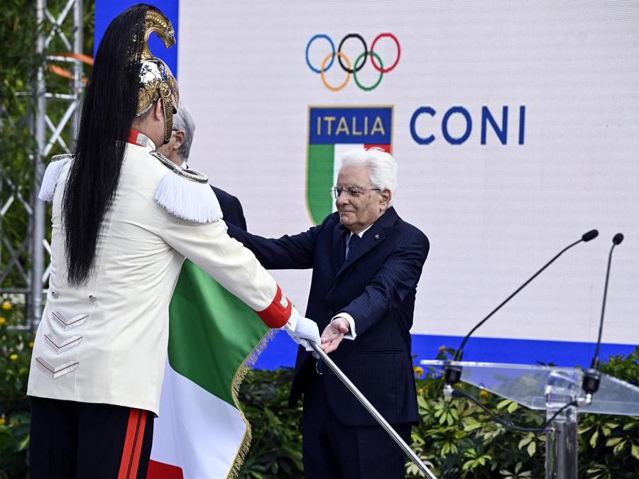 Il presidente della Repubblica, Sergio Mattarella, durante la cerimonia nei giardini del Quirinale di consegna della bandiera tricolore per gli atleti in partenza per i Giochi Olimpici e Paralimpici di Parigi, Roma, 13 giugno 2024. (Ansa / Riccardo Antimiani)
