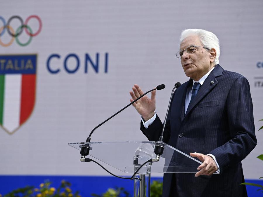 Il presidente della Repubblica, Sergio Mattarella, durante la cerimonia nei giardini del Quirinale di consegna della bandiera tricolore per gli atleti in partenza per i Giochi Olimpici e Paralimpici di Parigi, Roma, 13 giugno 2024. (Ansa / Riccardo Antimiani)